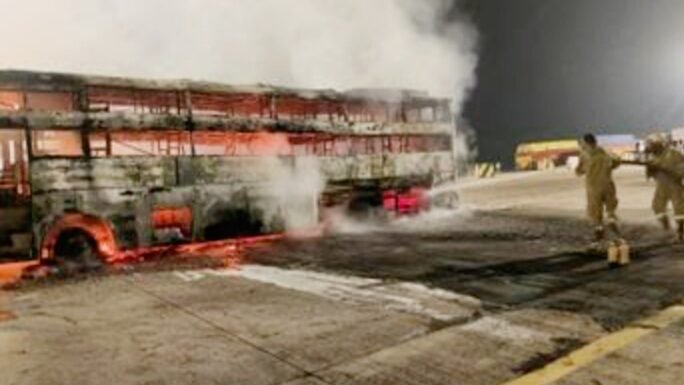 अब काकोरी में लगी सवारियों से भरी डबल डेकर बस में भीषण आग, सामान जला, बाल-बाल बचे यात्री बस का टायर फटा