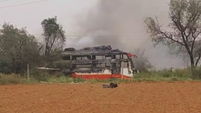 बस में आग बस में आग