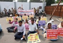 शिक्षक भर्ती में घोटाले का आरोप लगा पिछड़े-दलित अभ्यर्थियों ने घेरा मंत्री आवास, योगी सरकार से की सुप्रीम कोर्ट में पैरवी की मांग आरक्षण घोटाला