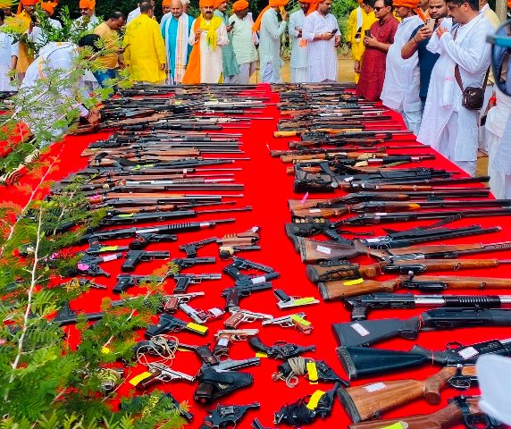 शस्त्रों की नुमाइश शस्त्रों की नुमाइश