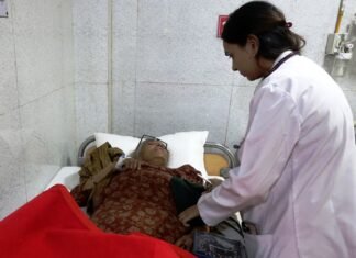 दबंगों से परेशान मथुरा से आए मां-बेटे ने खाया जहर, लेटर में लिखा, मंत्री के बिजनेस पार्टनर ने छीना घर मां-बेटे ने खाया जहर