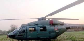 बरेली के खेत में हुई वायु सेना के हेलीकॉप्टर की इमरजेंसी लैंडिंग, देखने के लिए उमड़ी ग्रामीणों की भीड़ वायु सेना