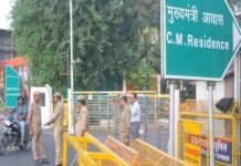 सीएम आवास के पास आत्मदाह करने जा रहे परिवार को पुलिस ने रोका, पेट्रोल बरामद आत्मदाह