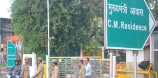 सीएम आवास के पास आत्मदाह करने जा रहे परिवार को पुलिस ने रोका, पेट्रोल बरामद आत्मदाह