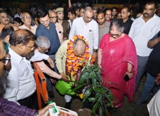 एक पेड़ मां के नाम