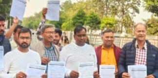 RTO की अवैध वसूली से तंग चालकों ने किया प्रदर्शन, दी आत्मदाह की चेतावनी ऑटो लोडर चालक