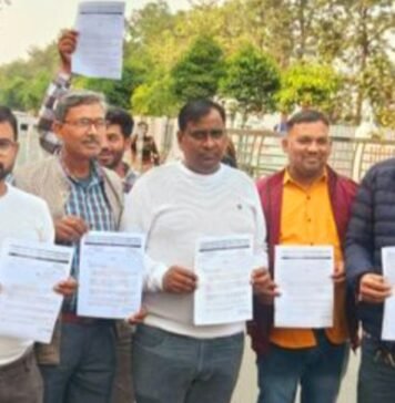 RTO की अवैध वसूली से तंग चालकों ने किया प्रदर्शन, दी आत्मदाह की चेतावनी ऑटो लोडर चालक