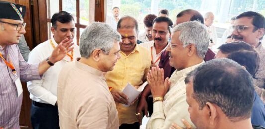 रेलवे स्टेशन का निरीक्षण कर केंद्रीय मंत्री का निर्देश, कारखाने में दें गुणवत्ता पर ध्यान, DLW मजदूर संघी ने बतायी अश्विनी वैष्णव को समस्याएं डीएलडब्ल्यू मजदूर संघ