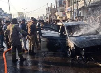 ठाकुरगंज में चलती कार में लगी आग, लोगों ने कूदकर बचाई जान कार में लगी आग