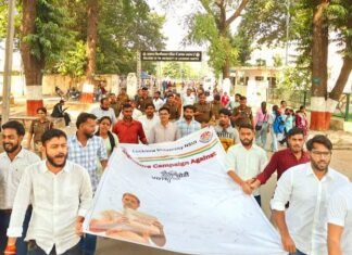 LU में NSUI कार्यकर्ताओं ने चलाया हस्ताक्षर अभियान, लगाएं ‘वोट चोर गद्दी छोड़’ के नारे, प्रशासन से हुई नोकझोंक एनएसयूआइ