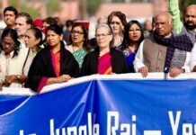 नए श्रम संहिताओं के खिलाफ विपक्षी सांसदों ने किया संसद में प्रदर्शन, केंद्र को बताया मजदूर विरोधी श्रम संहिता