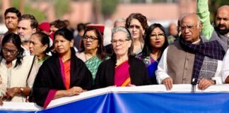 नए श्रम संहिताओं के खिलाफ विपक्षी सांसदों ने किया संसद में प्रदर्शन, केंद्र को बताया मजदूर विरोधी श्रम संहिता