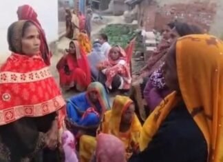 यूपी: डंपर की टक्कर से पलटा ट्रैक्टर, युवक व किशोर की दबकर मौत ट्रैक्टर पलटा