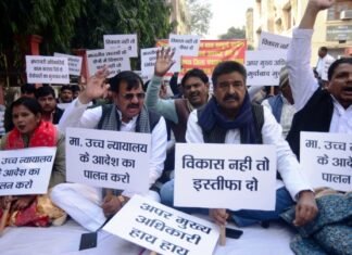 पंचायत भवन में भूख हड़ताल पर बैठे जिला पंचयत सदस्य, अवैध वसूली-विकास कार्य ठप होने का लगाया आरोप पंचायत भवन