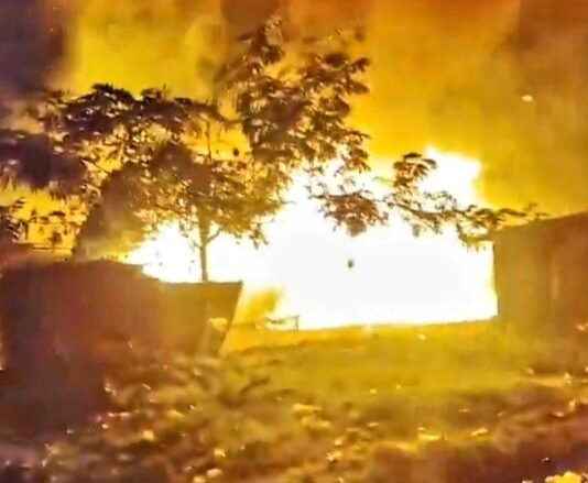 UP: प्राइवेट बस-ट्रक की भीषण टक्कर में लगी आग, तीन की मौत, 25 यात्री घायल बलरामपुर