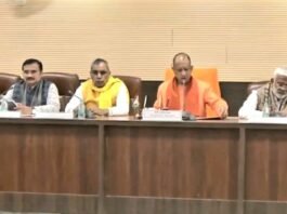 SIR समीक्षा बैठक में CM योगी का अफसरों को निर्देश, हर बूथ पर दो टीमें बनाकर पात्र वोटर्स की करें पहचान समीक्षा बैठक