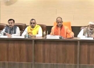SIR समीक्षा बैठक में CM योगी का अफसरों को निर्देश, हर बूथ पर दो टीमें बनाकर पात्र वोटर्स की करें पहचान समीक्षा बैठक