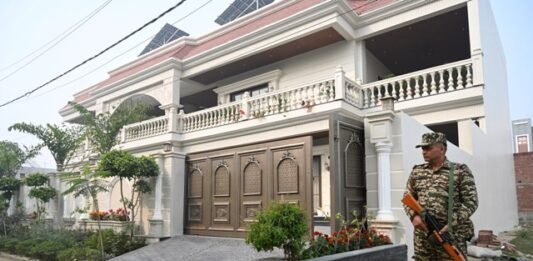 कोडीन कफ सिरप कांड: बर्खास्त सिपाही आलोक सिंह की आलीशान कोठी समेत ED ने की 25 ठिकानों पर छापेमारी कोडीन कफ सिरप