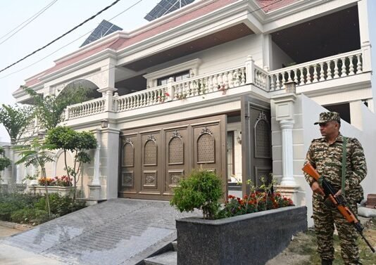 कोडीन कफ सिरप कांड: बर्खास्त सिपाही आलोक सिंह की आलीशान कोठी समेत ED ने की 25 ठिकानों पर छापेमारी कोडीन कफ सिरप