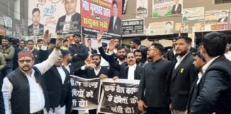 कोडीन कफ सिरप केस में आलोक सिंह व अमित की कोर्ट में हुई पेशी, लगे “बच्चों के हत्यारों को फांसी दो” के नारे कोडीन कफ सिरप केस