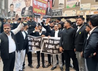 कोडीन कफ सिरप केस में आलोक सिंह व अमित की कोर्ट में हुई पेशी, लगे “बच्चों के हत्यारों को फांसी दो” के नारे कोडीन कफ सिरप केस