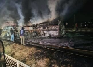 ट्रक के टकराने से स्लीपर बस में लगी आग, जलकर दस यात्रियों की दर्दनाक मौत, कई घायल प्राइवेट बस