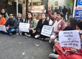 कुलदीप सेंगर की सजा निलंबित करने के खिलाफ पीड़िता के परिवार ने हाई कोर्ट के बाहर किया प्रदर्शन कुलदीप सेंगर