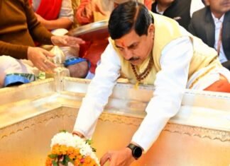 वाराणसी दौरे पर पहुंचे MP के मुख्यमंत्री ने विश्वनाथ धाम व कालभैरव मंदिर का किया दर्शन वाराणसी
