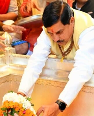 वाराणसी दौरे पर पहुंचे एमपी CM, विश्वनाथ धाम व कालभैरव मंदिर में किए दर्शन वाराणसी