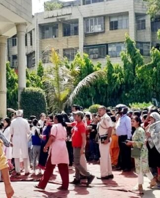 अब 15 स्कूलों को मिली बम से उड़ाने की धमकी, मची अफरा-तफरी स्कूलों में बम की धमकी