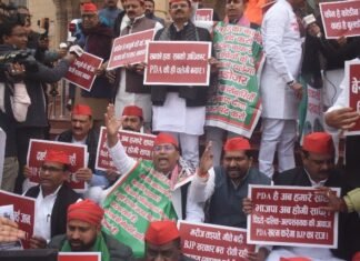 यूपी विधानसभा परिसर में सपा का प्रदर्शन, कोडीन कफ सिरप मामले में सरकार पर लगाए आरोप, की जमकर नारेबाजी यूपी विधानसभा