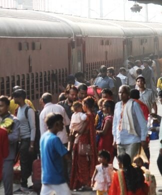 होली से पहले यात्रियों को राहत, लखनऊ समेत कई रूटों पर चलेंगी स्पेशल ट्रेनें ट्रेन का किराया