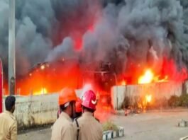 संदिग्ध हाल में लगी रेलवे स्टेशन की पार्किंग में आग, 200 से ज्यादा गाड़ियां जलकर राख भीषण आग