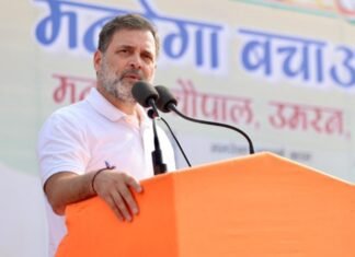 मनरेगा बचाने रायबरेली पहुंची राहुल गांधी ने कहा, “गरीबों की जगह नौकरशाहों को प्राथमिकता दे रही मोदी सरकार, सुधार के नाम पर हटाया कवच” राहुल गांधी