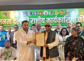 RJD सुप्रीमो बनें तेजस्वी, लालू यादव ने नए राष्ट्रीय कार्यकारी अध्यक्ष को सौंपा सर्टिफिकेट तेजस्वी यादव