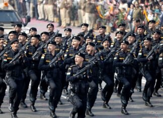 77वां गणतंत्र दिवस समारोह में राज्यपाल ने फहराया राष्ट्रध्वज, हेलीकॉप्टर से की गई पुष्पवर्षा गणतंत्र दिवस