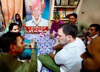 इंदौर में पीड़ितों से मुलाकात कर राहुल ने कहा, “पानी, हवा, दवा व जमीन में जहर, जवाब मांगो तो चलेगा बुलडोजर” इंदौर में राहुल