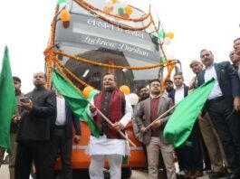 पर्यटन मंत्री जयवीर सिंह ने दिखाई हरि झंडी तो राजधानी में दौड़ने लगी डबल डेकर बस ‘लखनऊ दर्शन’, जानें इससे जुड़ी खास बातें लखनऊ दर्शन