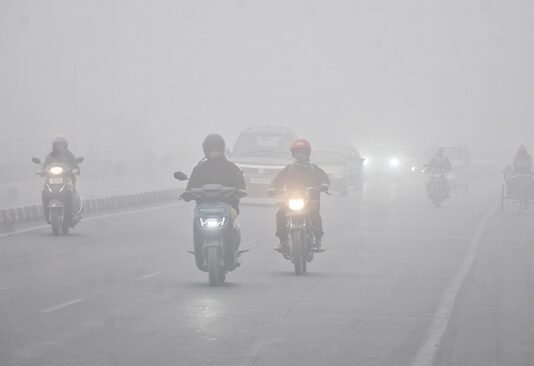 UP: फिर बदला मौसम ने तेवर, बढ़ेगा कोहरा व गलन लखनऊ में कोहरा