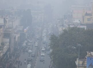 झांसी, वाराणसी व गोरखपुर समेत 34 जिलों में घने कोहरे का अलर्ट जारी, मौसम ने लिया U-Turn लखनऊ में कोहरा