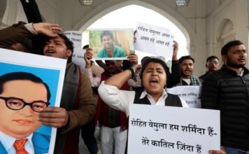 लखनऊ यूनिवर्सिटी में रोहित वेमुला की याद में मार्च निकाल रहे छात्रों की ABVP कार्यकर्ताओं से भिड़त रोहित वेमुला