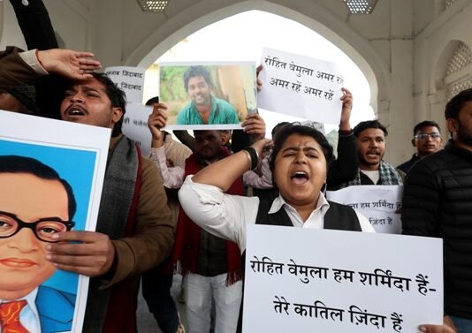 लखनऊ यूनिवर्सिटी में रोहित वेमुला की याद में मार्च निकाल रहे छात्रों की ABVP कार्यकर्ताओं से भिड़त रोहित वेमुला