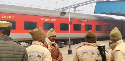 लोकमान्य तिलक ट्रेन में बम की सूचना से मचा हड़कंप, मऊ स्टेशन पर गई रोकी ट्रेन में बम