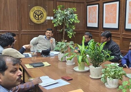 सुबह-शाम डबल डेकर E-Bus से पर्यटक करेंगे ‘लखनऊ दर्शन’, मंडलायुक्त ने अफसरों को दिये यात्रियों की सुविधा-सुरक्षा सुनिश्चित के निर्देश विजय विश्वास पंत