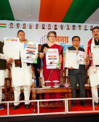 भ्रष्टाचार में डूबे होने का आरोप लगा, प्रियंका गांधी ने भाजपा सरकार के खिलाफ असम कांग्रेस का आरोप पत्र किया जारी प्रियंका गाधी