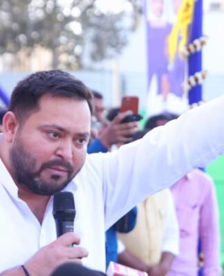 सत्ता में बैठे लोग संविधान को खत्म करने की साजिश में, हमें रहना होगा सजग: तेजस्वी यादव तेजस्वी यादव