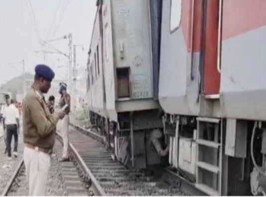 पटरी से उतरे