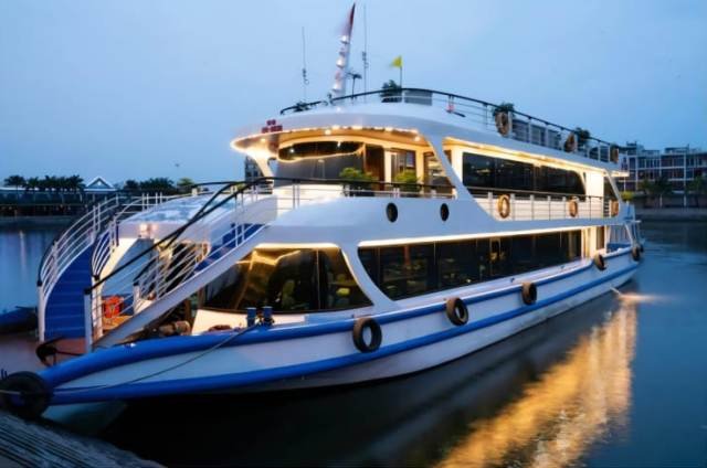 गोमती में टूरिस्ट क्रूज गोमती में टूरिस्ट क्रूज