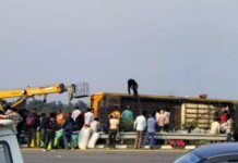 पलटी स्‍लीपर बस