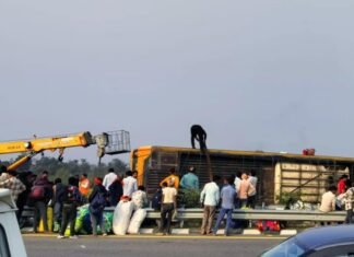 पलटी स्‍लीपर बस